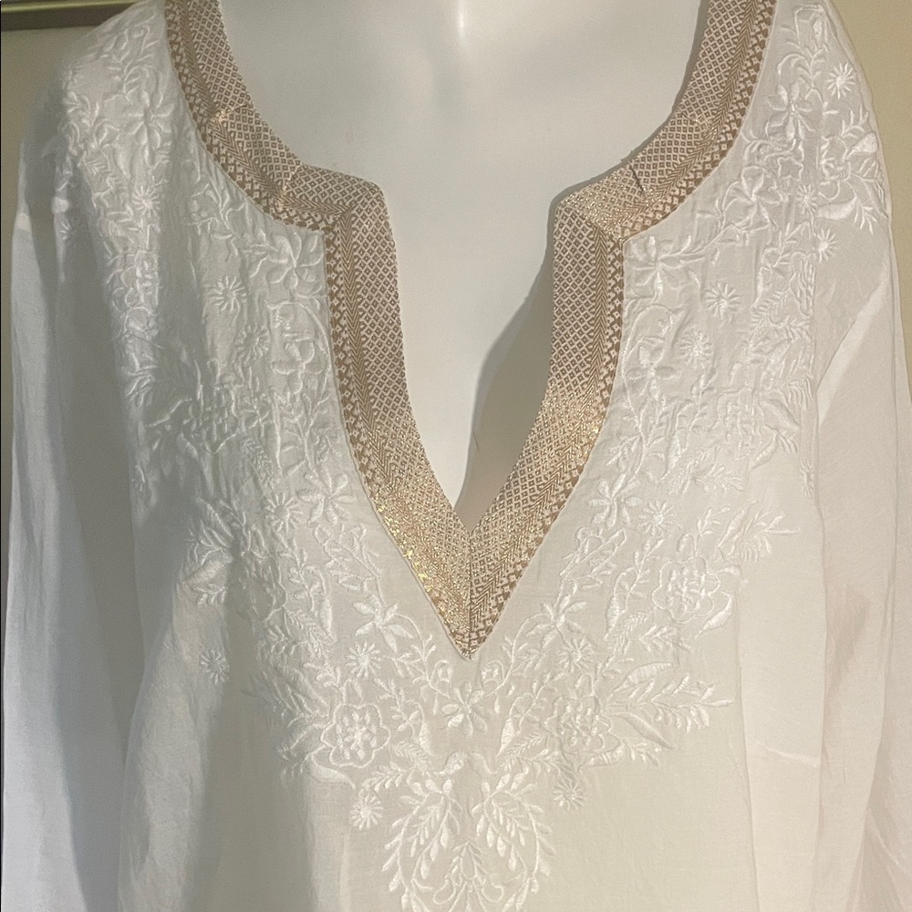 Ralph Lauren Linen V-Neck Elegant White Embroidered and Trimmed in Gold Top - Picture 2 of 10
